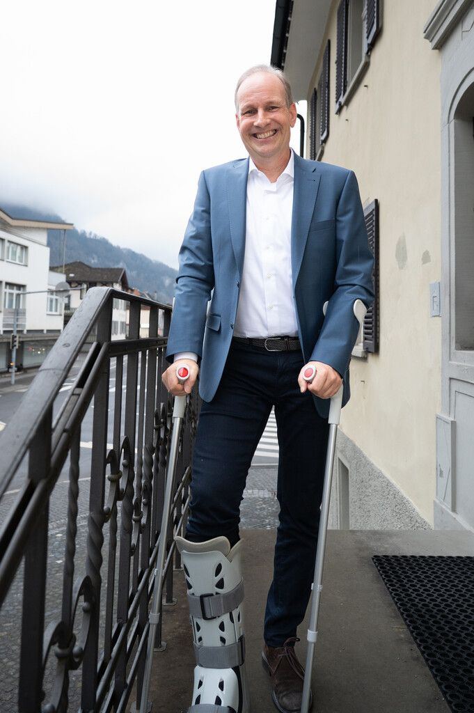 Hat trotz Verletzung gut lachen: Dieter Egger bleibt Bürgermeister von Hohenems.⇒Alexandra Serra