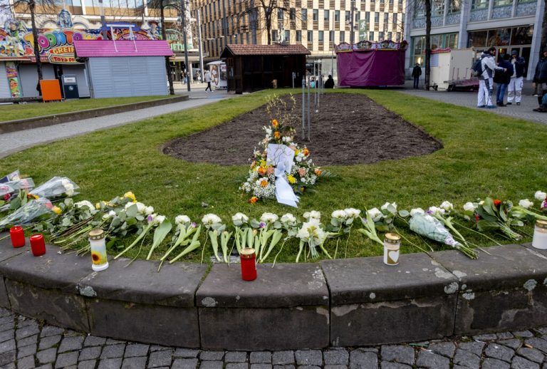 Im Mannheimer Stadtzentrum werden Blumen für die Opfer niedergelegt. ⇒AP