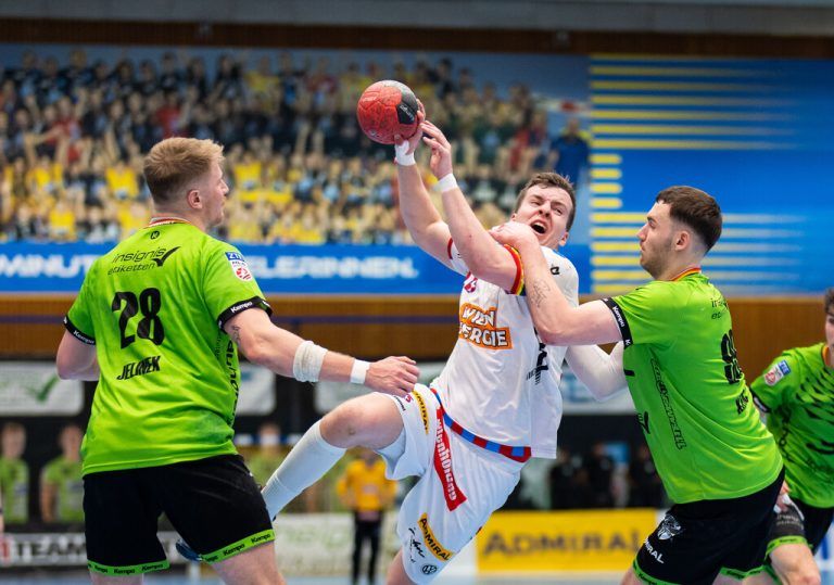 In der Mitte ist Marc-André Haunold im Trikot der Fivers zu sehen. Ab Sommer gehört er zum Kader des Alpla HC Hard.⇒GEPA