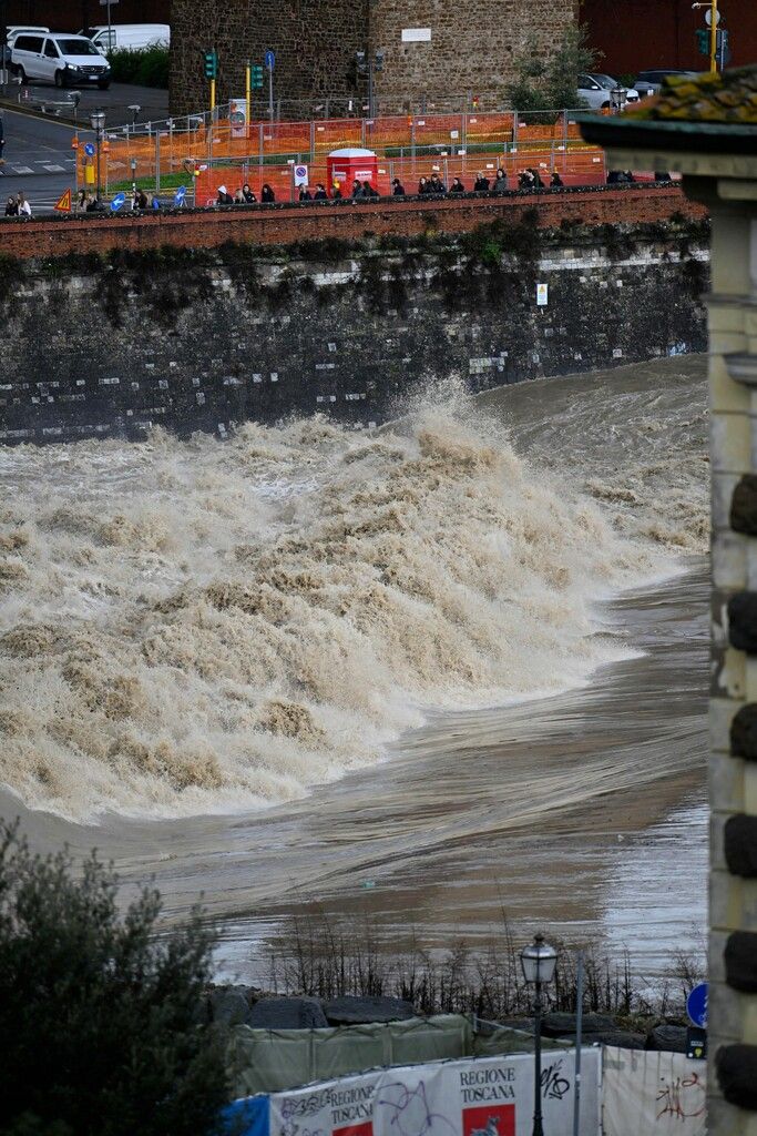 In Florenz, der Hauptstadt der Toskana, steht das Wasser unter der Brücke Ponte Vecchio gefährlich hoch.⇒ap
