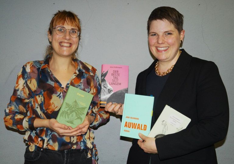 Jana Volkmann und Solvejg Nitzke im Gespräch.⇒RITTER (7)