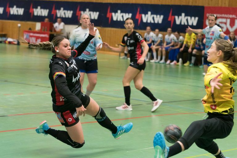 Katarina Gladovic (l.) hat sich vergangene Woche eine Schulterverletzung zugezogen und ist für das heutige Derby fraglich.⇒Stiplovsek