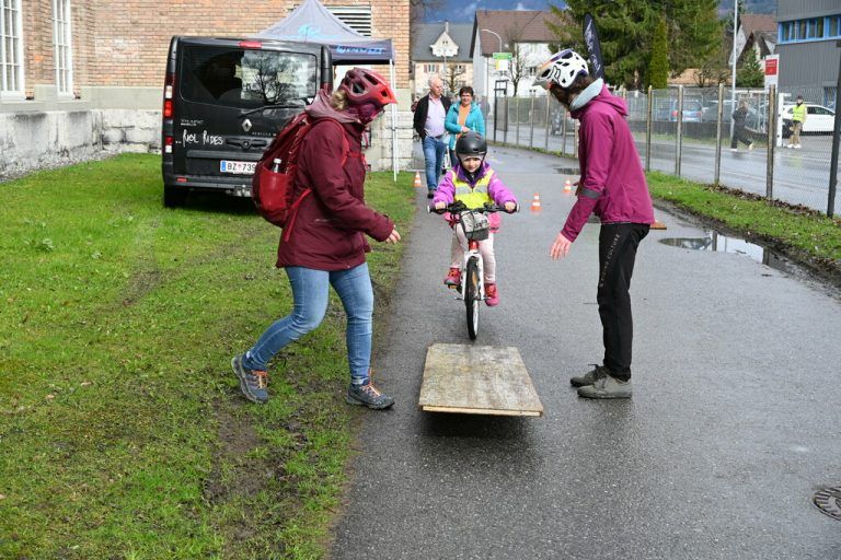 Kinder können die Räder ausprobieren.⇒stadtmarketing bludenz