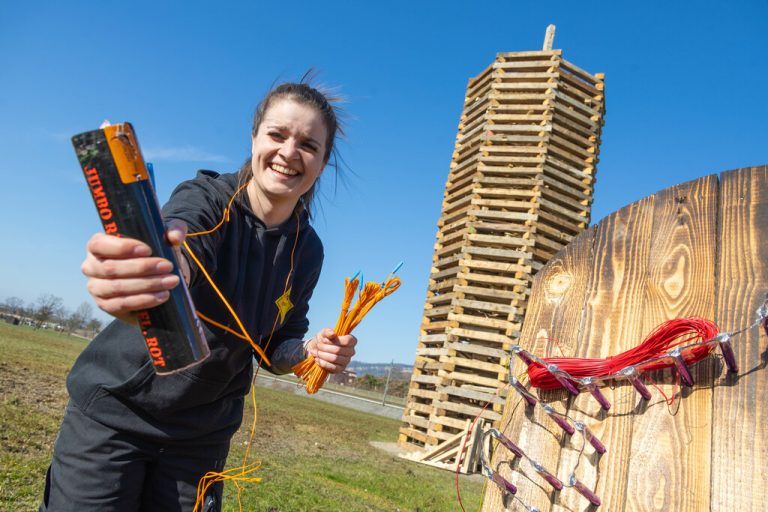Leonie Gasser ist mit 22 Jahren eine der jüngsten Pyrotechnikerinnen Vorarlbergs.⇒Hartinger
