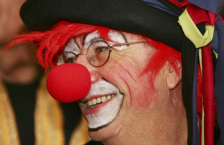Links: Herbert Sausgruber (ÖVP) als Clown (2006).Rechts: Dieter Egger (FPÖ) als Charlie Chaplin (2004).