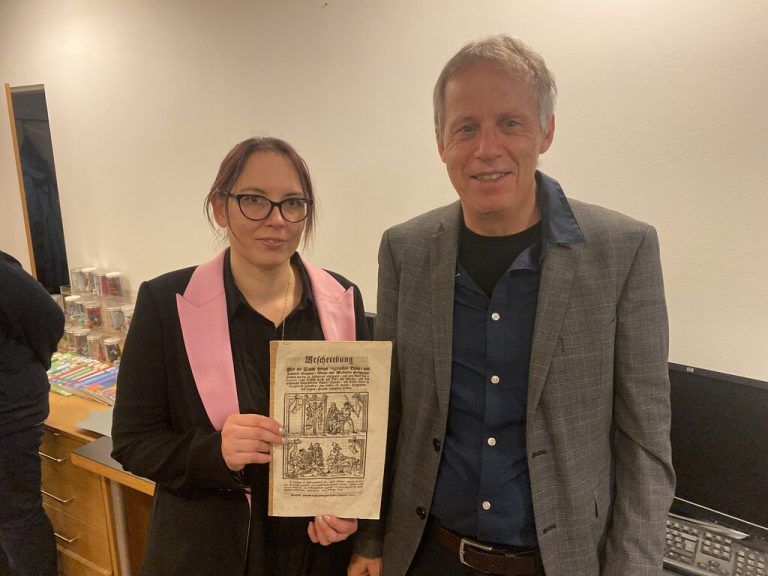 Norbert Schnetzer und Simone Drechsel von der Vorarlberger Landesbibliothek präsentierten den Originaldruck aus dem Jahr 1749. ⇒Bereuter