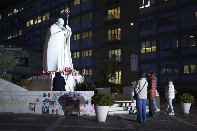 Papst Franziskus liegt seit vier Wochen in der römischen Universitätsklinik „Agostino Gemelli“.⇒Ap