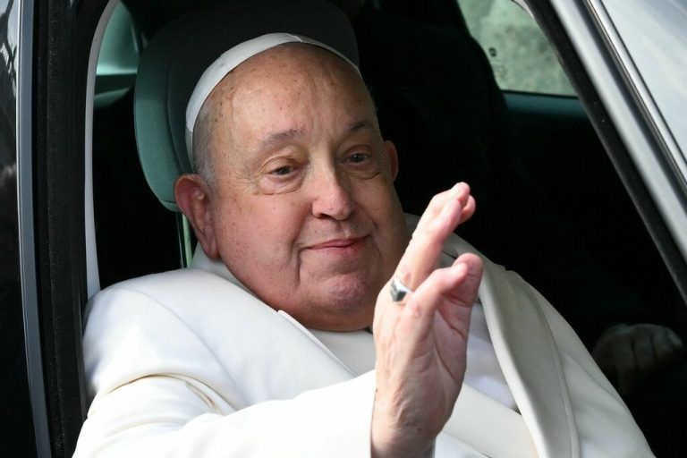 Papst Franziskus wird mit zusätzlichem Sauerstoff versorgt. ⇒AFP