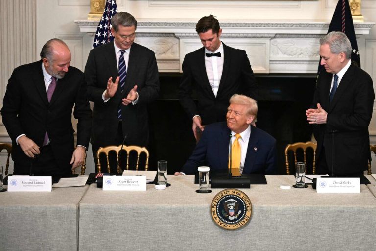 Präsident Donald Trump, flankiert von US-Handelsminister Howard Lutnick (l.), US-Finanzminister Scott Bessent (2.v.l.) und dem US-Digitalwährungsbeauftragten David Sacks (rechts) beim Digitalwährungsgipfel im Weißen Haus.⇒AFP/im WATSON