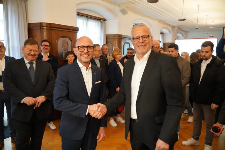 Roland Frühstück (rechts) gehörte zu den ersten Gratulanten von Michael Ritsch (Mitte). Hubert Kinz (links,) von der FPÖ scheint auch sehr gut mit dem Ergebnis leben zu können.⇒NeuE
