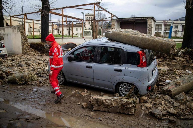 Schwere Unwetter haben am Freitag die italienische Toskana heimgesucht. In Sesto Fiorentino stürzte eine Mauer ein. ⇒AP