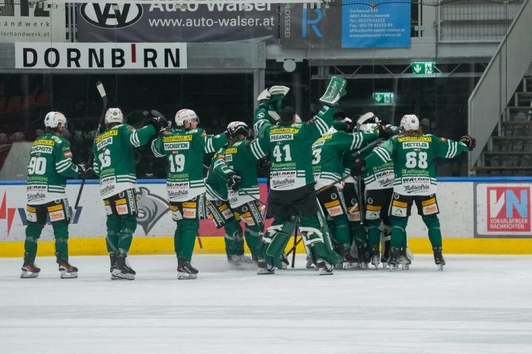So jubelten die Bregenzerwälder nach der Schlusssirene über den Einzug in die Play-offs. Dietmar Stiplovsek (3)