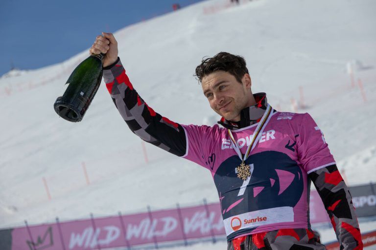 So sieht keiner aus, der sich nicht auch über WM-Bronze freut: Alessandro Hämmerle prostete nach der Siegerehrung am Berg seinen Fans zu.⇒Klaus Hartinger