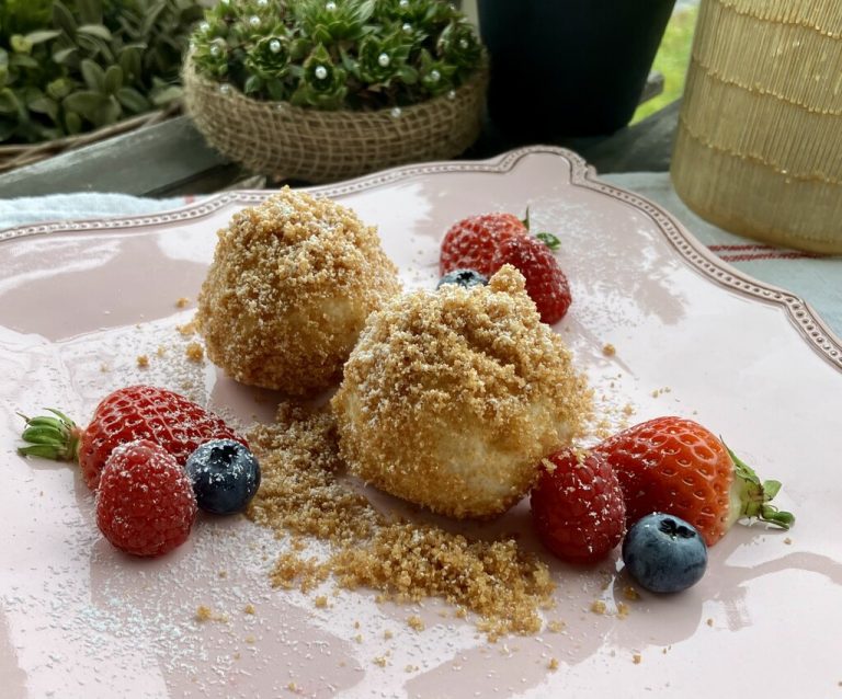 Verführerisch leicht und fruchtig – diese Topfenknödel mit frischen Beeren bringen sommerliche Leichtigkeit auf den Teller.⇒Ulrike Hagen