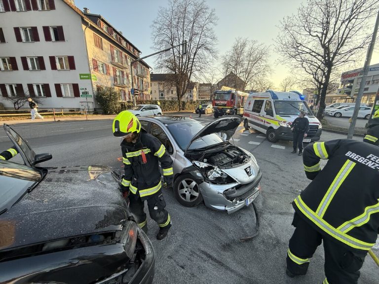 Verkehrsunfall in Bregenz: Feuerwehr im Einsatz. ⇒Vol.at/Vlach