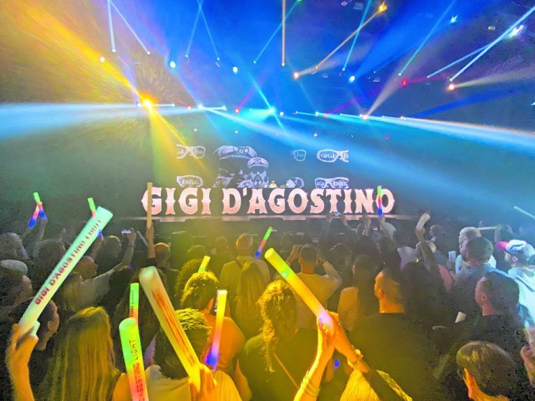 Viel Farbe, viel Show: Gigi D’Agostino in Dornbirn. Oben Patricia aus Hohenems, die sich mehr alte Songs gewünscht hätte. ⇒Veronique Homann (2)