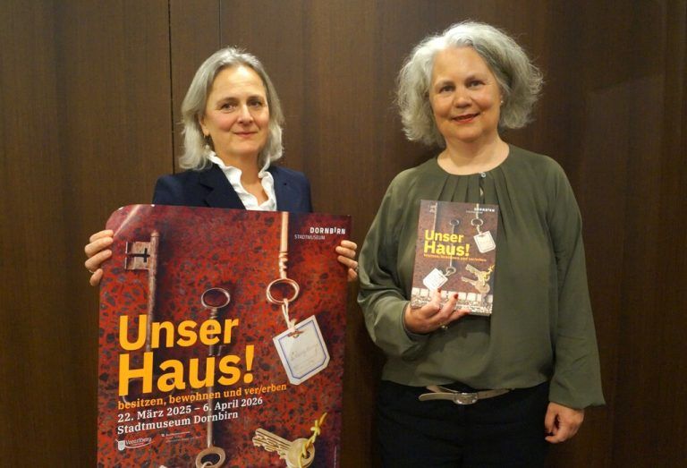 Viele Arbeitsstunden für Historikerin Barbara Motter und Stadtmuseums-Direktorin Petra Zudrell.⇒RITTER (7)