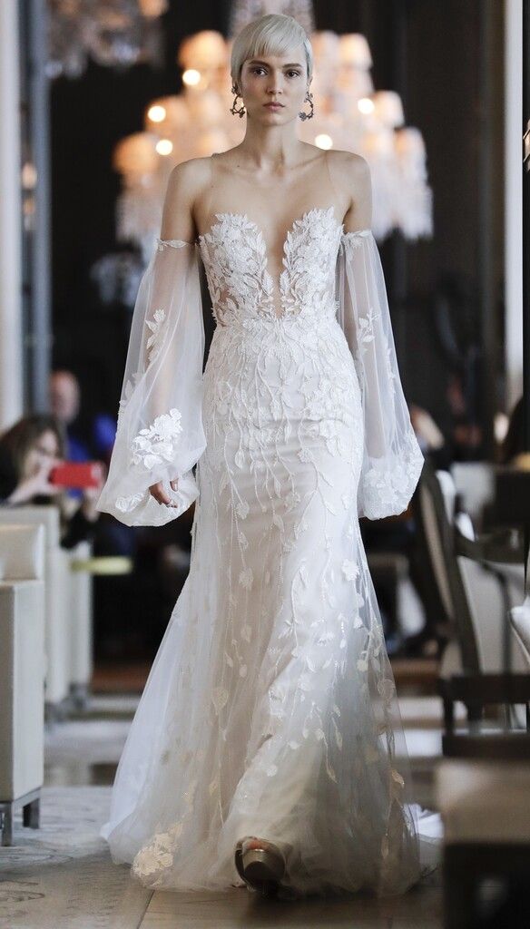 1Zeitlos schön: Feine Spitze im All-Over-Look ist zurück auf dem Laufsteg. Figurbetonte Schnitte, lange Ärmel und elegante Transparenz machen den Stil zu einem modernen Klassiker – romantisch, stilvoll und mit einem Hauch Vintage.AFP; APA; REUTERS; AP