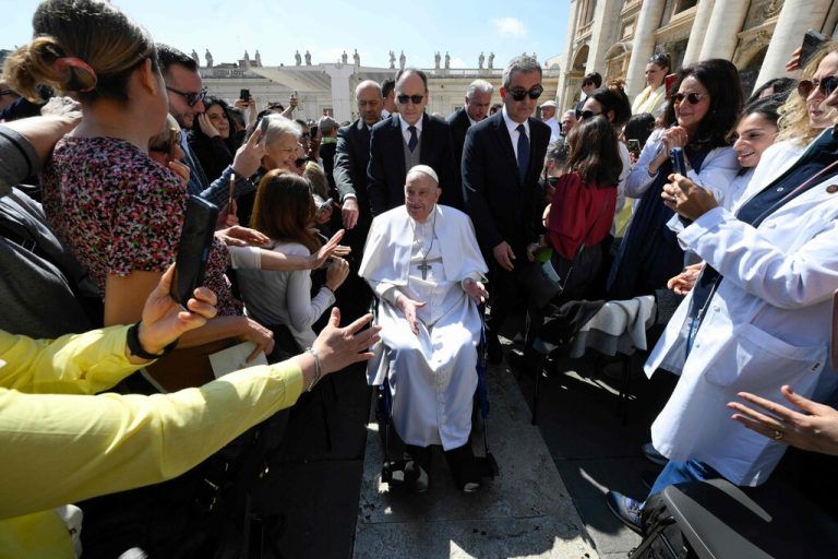 Abseits des großen Trubels trafen sich der Papst und die Nonne im Petersdom. ⇒AFP