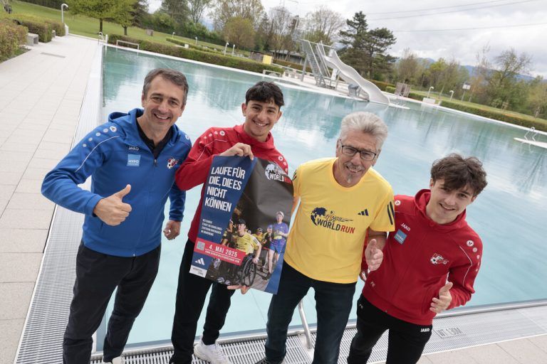 AKA-Leiter Didi Berchtold, die AKA-Spieler Semih Ucar und Fabio Ebner freuen sich gemeinsam mit Organisator Wolfgang Schuler auf den Wings for Life WorldRun. Klaus Hartinger