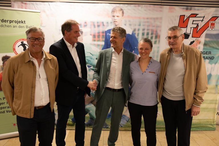 Alfons Kirchmann und Horst Lumper mit einem Handshake neben den Vizepräsidenten Roland Simoner, Sonja Baldauf und Joachim Xander.⇒Klaus Hartinger (2)