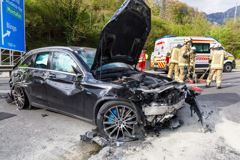 Am Fahrzeug entstand Totalschaden.⇒hofmeister