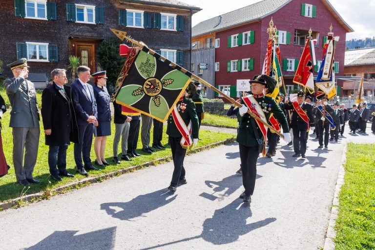 Am Landesdelegiertentag wirkten rund 40 Fahnenabordnungen mit etwa 240 Teilnehmenden aus dem In- und Ausland mit.⇒VLK/Hofmeister