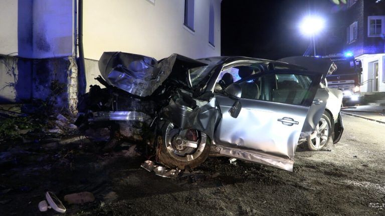 Beide Lenker und auch ihre Beifahrer wurden teils schwer verletzt.⇒Shourot (3), NEUE (3), Kapo St. gallen