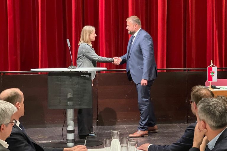 Bezirkshauptfrau Claudia Feurstein bei der Angelobung von Bürgermeister Markus Fäßler.⇒Stadt Dornbirn