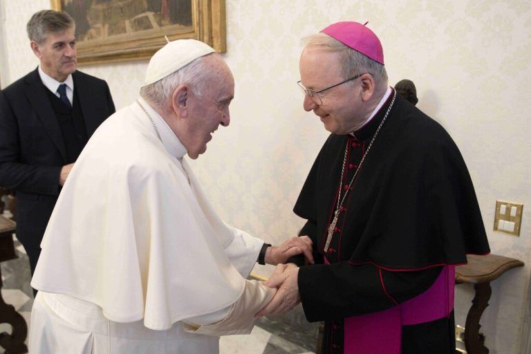 Bischof Benno Elbs traf Papst Franziskus anlässlich des zehnjährigen Jubiläums seiner Ernennung zum Bischof.⇒katholische kirche vorarlberg