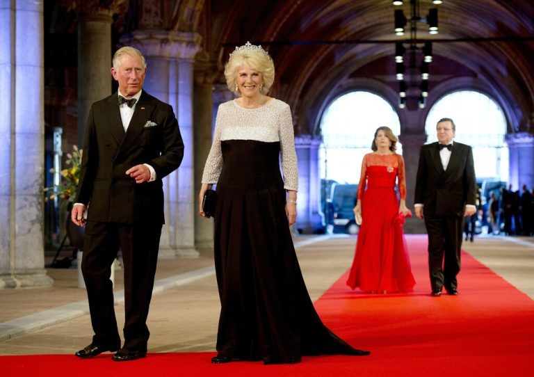 Charles und Camila im Jahr 2013 bei einem königlichen Bankett in Amsterdam (großes Bild) und 2024 beim 80. Jahrestag des D-Day in Portsmouth (kleines Bild).⇒⇒ap, via reuters