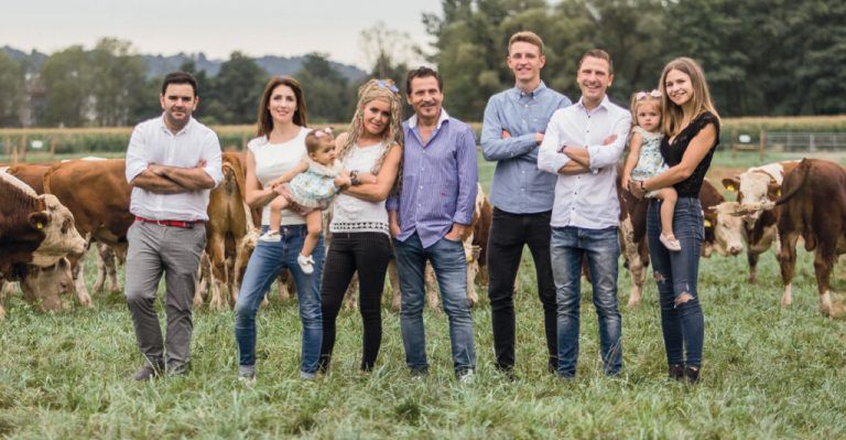 Christoph Haller mit Frau Monika (links) sowie ein Gruppenfoto und das Bullinarium (unten). ⇒haller