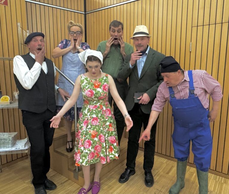 Das Ensemble mit Anton Mähr, Heike Montiperle, Ramona Wiederin, Walter Hartmann, Johannes Berchtel und Marcus Naumann. ⇒LUTZ (7)