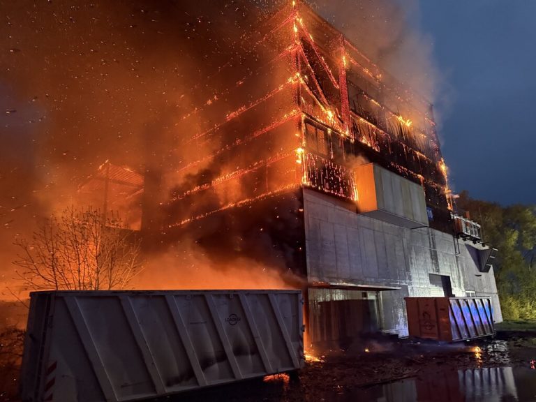 Das Feuer war aus weiter Distanz sichtbar. ⇒VOL.AT/ Vlach