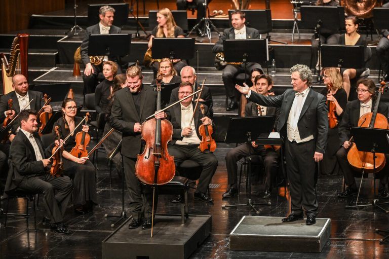 Das Prague Royal Philharmonic Orchestra mit Dirigent Heiko Mathias Förster und dem Solo-Cellisten László Fenyö. ⇒Mittelberger