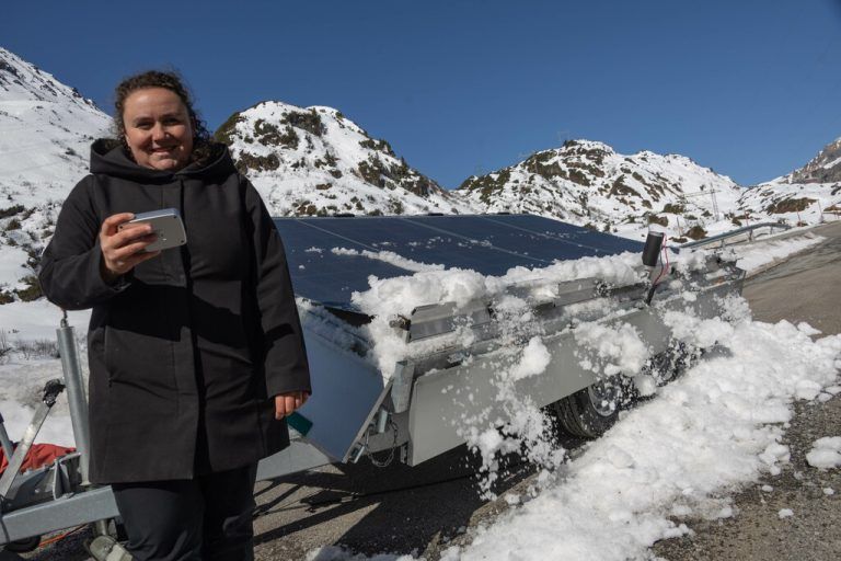 Das Testgelände ist ein Parkplatz in St. Christoph am Arlberg, wo Sara ihren „Twistor“ ausprobiert.
