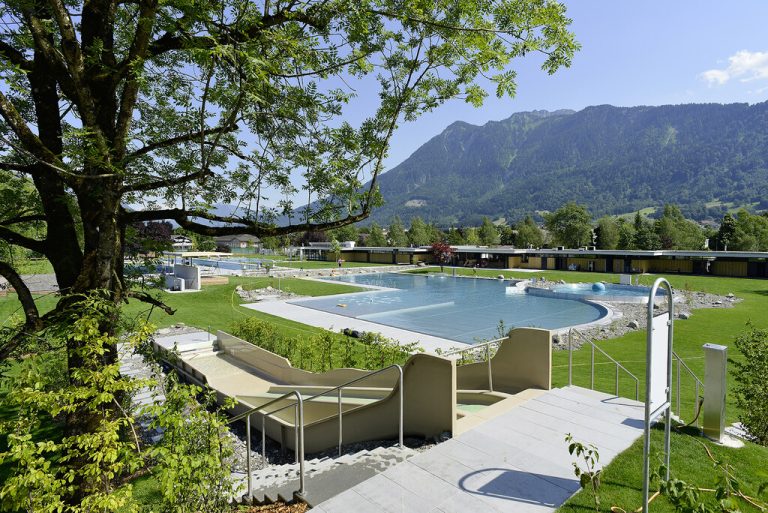 Das Walgaubad Nenzing öffnet am Ostermontag. Kleines Bild: Geschäftsführer Oliver Tschabrun.⇒Walgaubad nenzing, Klaus Hartinger