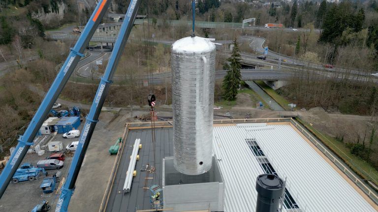 Der Pufferspeicher wird eingehoben.⇒Illwerke vkw