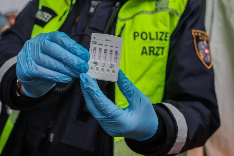 Die Bilanz des Osterwochenendes: Über 3000 Temposünder, 42 Alkolenker und vier unter Suchtmitteleinfluss.⇒Symbolfoto: Steurer