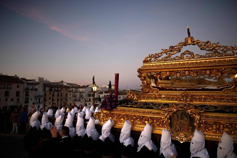 Die Bruderschaft Santo Entierro de Cristo bei einer Prozession 2023 in der südspanischen Stadt Ronda.⇒AFP