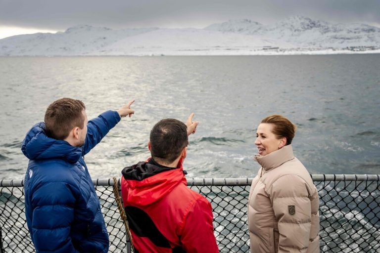 Die dänische Ministerpräsidentin Mette Frederiksen (rechts) mit Grönlands Ex-Regierungschef Múte B. Egede (Mitte) und seinem Nachfolger Jens-Frederik Nielsen (links). ⇒APA