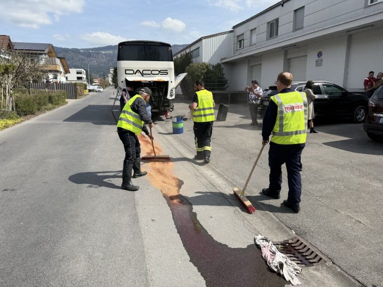 Die Feuerwehr rückte aus, um dei Flüssigkeit zu binden. ⇒Vol.at