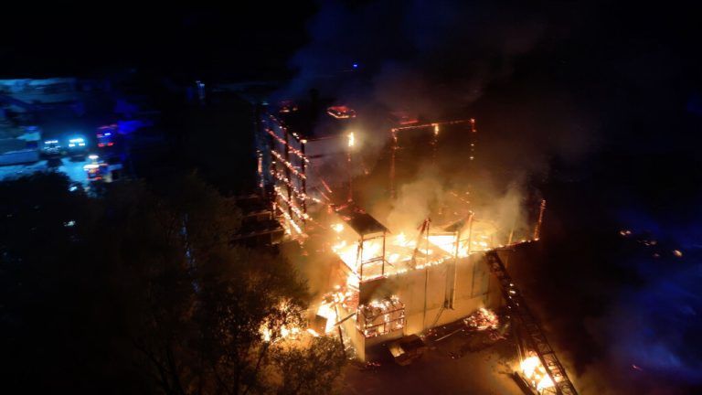 Die Lagerhalle stand in Vollbrand.⇒maurice shourot