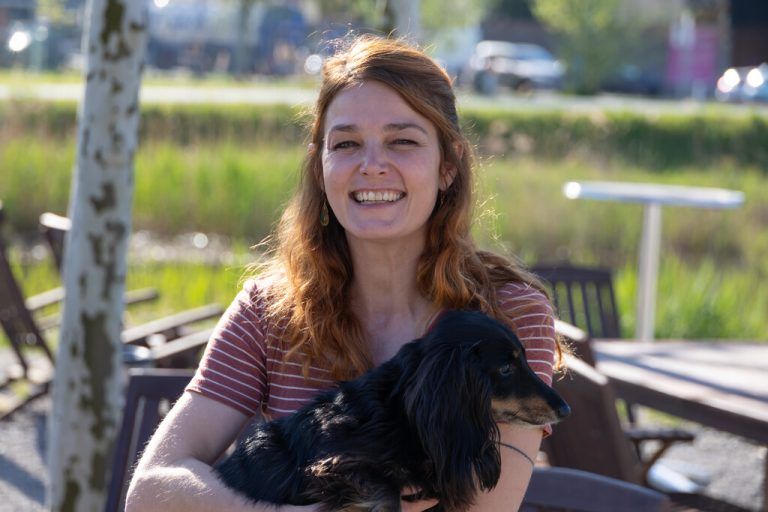 Die Pädagogin und Projektleiterin Sarah Koelman (hier mit tierischer Begleitung).⇒Klaus Hartinger