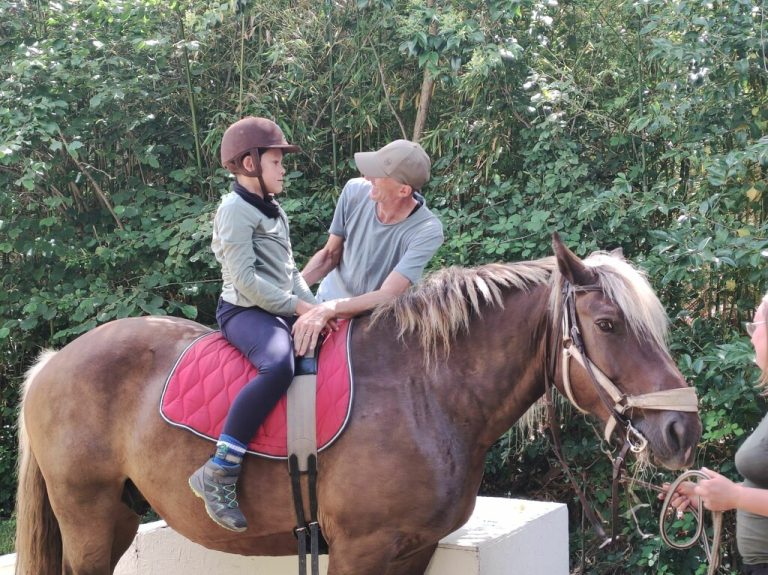 Die Reittherapie in Frankreich stärkt Maximilians Körpergefühl und schenkt ihm wertvolle Momente der Entspannung.⇒Privat