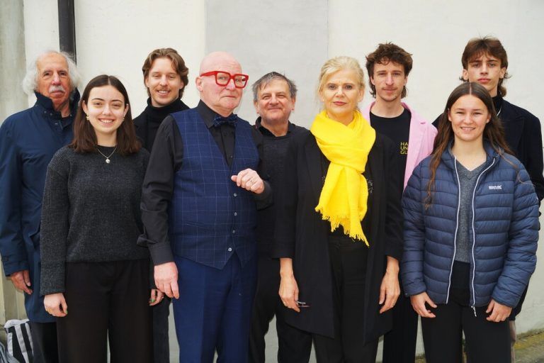 Die Schauspieler Wolfgang Pevestorf, Martin Sommerlechner und Renate Bauer mit den Schauspielschülern.⇒RITTER (8)