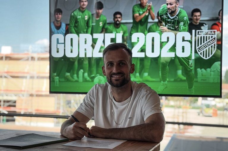 Die Tinte ist trocken. Nico Gorzel hat gestern seinen Vertrag bei Austria Lustenau bis Sommer 2026 verlängert.⇒Verein