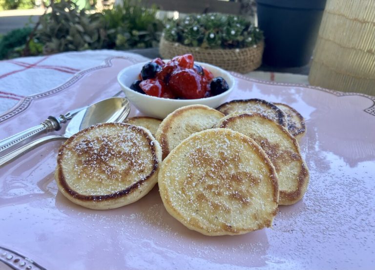 Ein Sonntagsfrühstück zum Verlieben: Mini-Pancakes mit einem Hauch Vanille und fruchtigem Beerentopping.⇒Ulrike Hagen