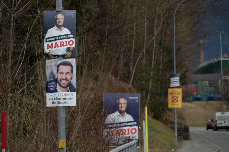 Eine Aufnahme der „Plakatflut“ im Gemeindewahlkampf 2025 in Bludenz.⇒hartinger