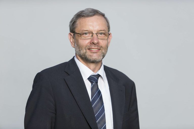 Erich Bald-auf, Pfarrerin Hard undBibelrefe-rent derDiözese.